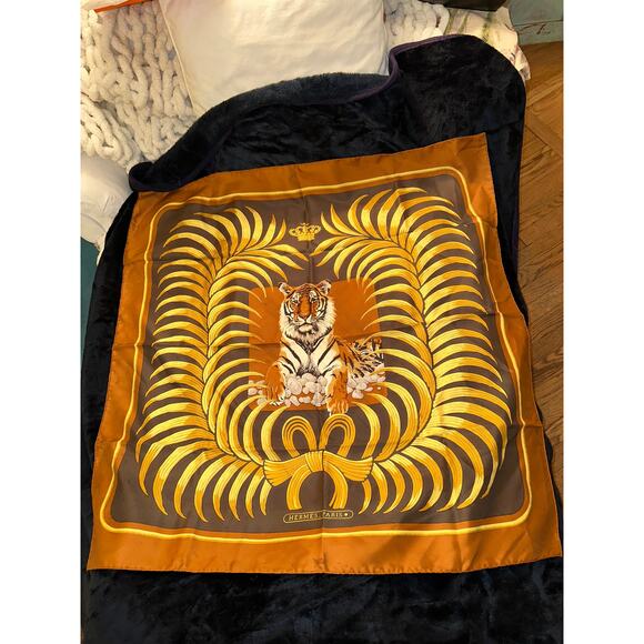 VINTAGE HERMES TIGRE ROYAL SILK SCARF 90cm CARRE COLLECTIBLE SEVENTIES W/ BOX - Picture 3 of 7